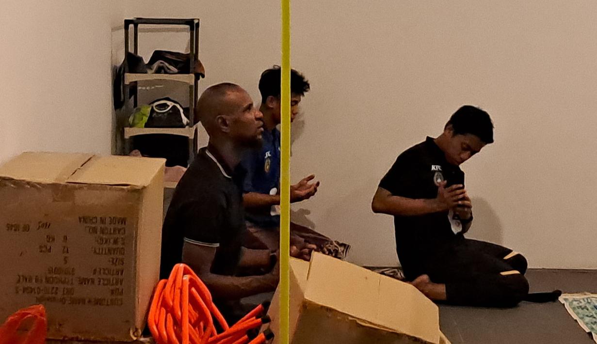 Legenda sepak bola Prancis, Eric Abidal berdoa setelah melakukan salat Maghrib berjamaah sebelum kegiatan BRImo Future Garuda di Lapangan BRILiaN Stadium, Jalan Fatmawati Raya, Jakarta, Selasa (30/05/2023). (Bola.com/Muhammad Adiyaksa)