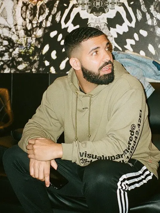 Lagu tersebut memang tak menyebutkan secara langsung mengenai kisah dirinya bersama Bella atau bukan. (instagram/drake)