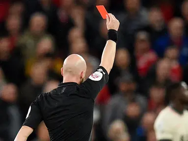 Paul Pogba - Bintang Timnas Prancis ini diusir wasit karena ulahnya yang melakukan tekel berbahaya terhadap Naby Keita. (AFP/Oli Scarff)
