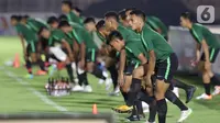 Pemain Timnas Indonesia U-19 melakukan pemanasan jelang latihan di Stadion Madya Gelora Bung Karno, Jakarta, Selasa (5/11/2019). Timnas Indonesia U-19 batal melakukan latihan resmi jelang laga perdana kualifikasi Piala Asia U-19 2020 Grup K karena kondisi cuaca. (Liputan6.com/Helmi Fithriansyah)