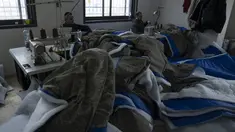 Penjahit memproduksi dan menyiapkan pengiriman massal perlengkapan tidur untuk korban gempa bumi di Turki dan Suriah yang sekarang terkena cuaca musim dingin yang membekukan, di sebuah pabrik Palestina di kota Hebron, Tepi Barat, Kamis (16/2/2023). Warga Palestina telah turun tangan untuk membantu mereka yang terguncang akibat gempa dahsyat di Turki dan Suriah, dengan Otoritas Palestina bahkan mengirim tim medis dan ahli lainnya untuk mendukung upaya penyelamatan. (AP Photo/Nasser Nasser)