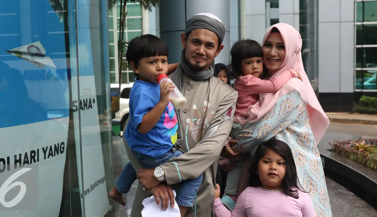 Keluarga Ustadz Guntur Bumi (UGB) usai mengisi sebuah acara di kawasan Tendean, Jakarta, Rabu (16/11). UGB mengaku telah rujuk kembali dengan Puput Melati. (Liputan6.com/Herman Zakharia)