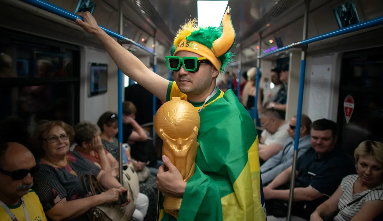 Suporter timnas Brasil berada di kereta bawah tanah untuk menyaksikan laga penyisihan grup E Piala Dunia 2018 melawan Serbia di Stadion Spartak, Rusia, Rabu (27/6). Brasil sukses melaju ke babak 16 besar usai menang 2-0.  (AP Photo/Victor R. Caivano)