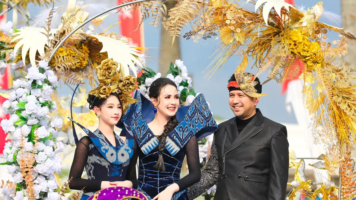 Arumi Bachsin dan sang putri tampil mencuri perhatian di Jember Fashion Carnaval 2026 (@arumibachsin_94)