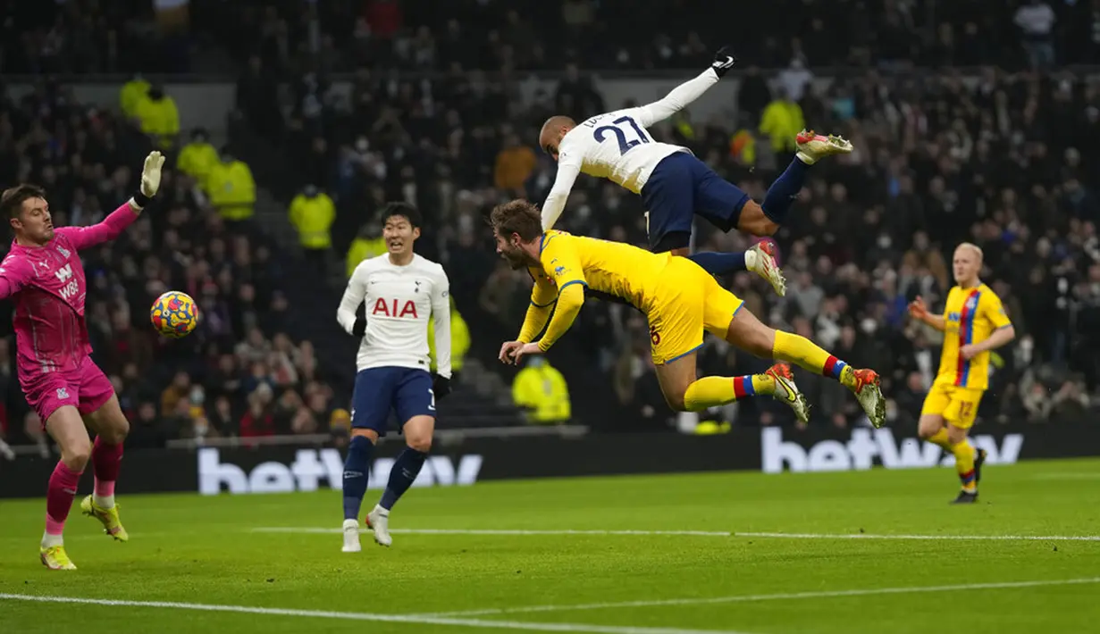 Pemain Tottenham Hotspur Lucas Moura (27) mencetak gol ke gawang Crystal Palace pada pertandingan sepak bola Liga Inggris di White Hart Lane, London, Inggris, Minggu (26/12/2021). Tottenham Hotspur menang 3-0. (AP Photo/Alastair Grant)