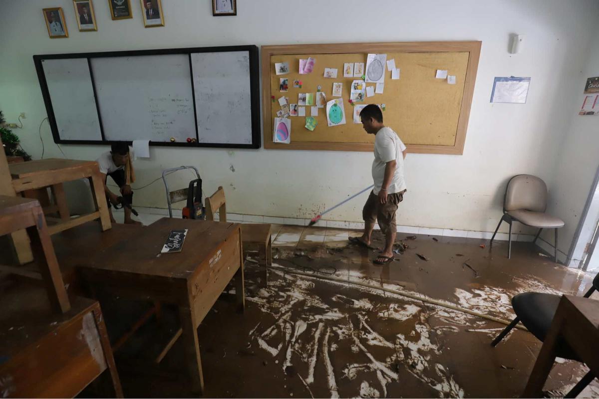 Banjir di SMAN 60 Jakarta mulai surut