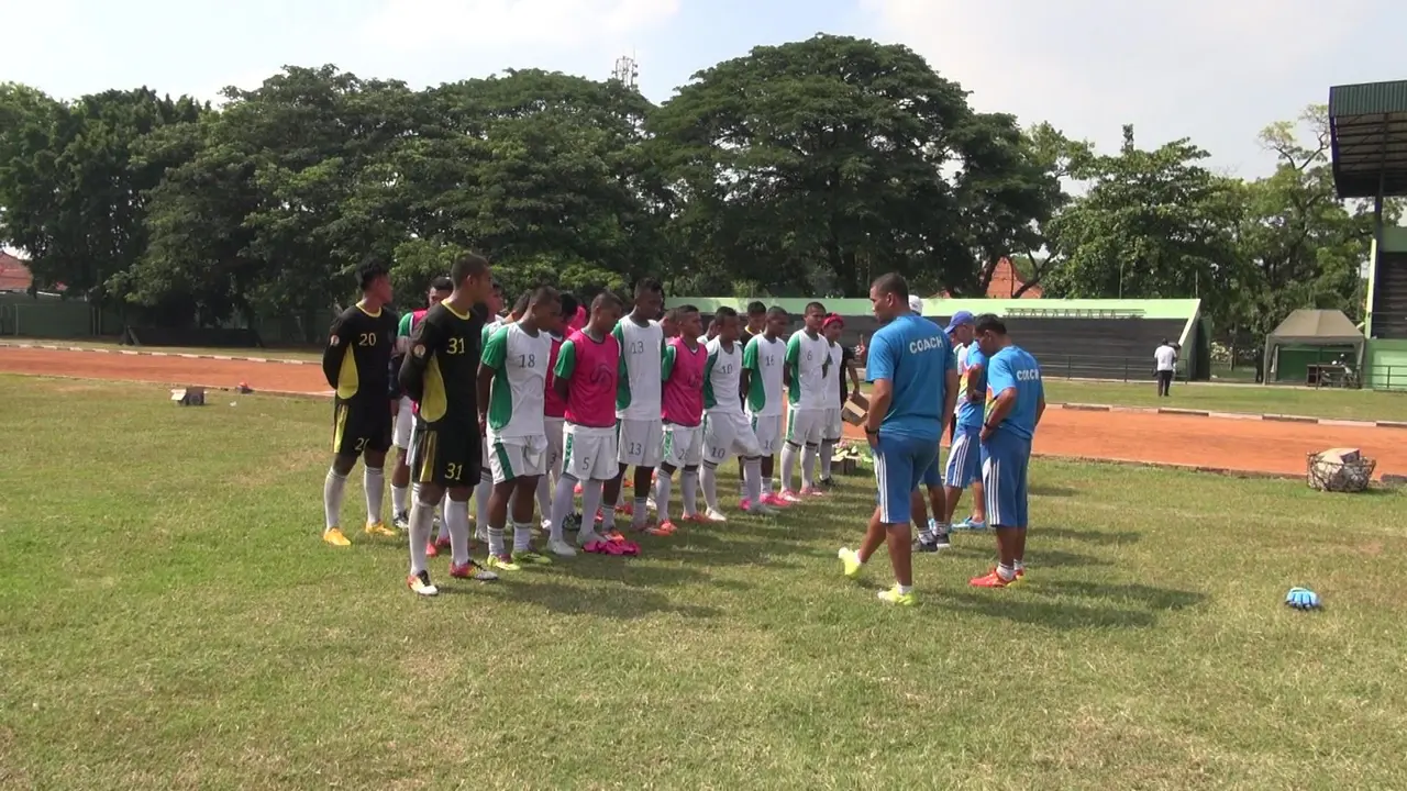 Pemain-pemain PS TNI latihan jelang laga kedua di Piala Jenderal Sudirman 2015