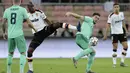 Gelandang Valencia, Geoffrey Kondogbia berebut bola dengan penyerang Real Madrid, Luka Jovic pada pertandingan semifinal Piala Super Spanyol di stadion King Abdullah di Jiddah, Arab Saudi, Rabu, (8/1/2020). Hasil ini membua Real Madrid melaju ke final Piala Super Spanyol. (AP Photo/Hassan Ammar)