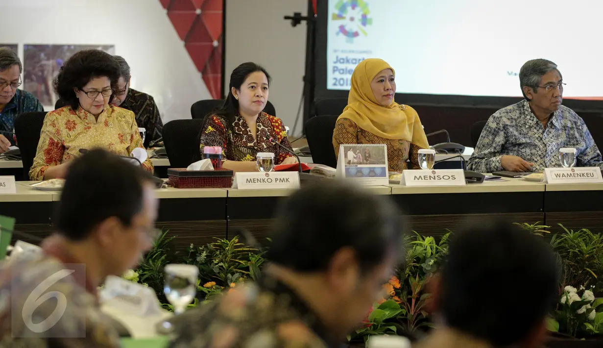 Menko PMK Puan Maharani (kedua kanan) saat memimpin rapat tingkat Menteri di Kementerian Kemenko PMK) Jakarta, Kamis (30/3). Rapat tersebut membahas pengendalian Defisit DJS Kesehatan. (Liputan6.com/Faizal Fanani)