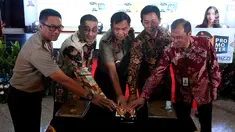 Irwasum Polri, Komjen Dwi Priyatno (tengah) dan Direktur kelembagaan PT BRI, Sis Apik Wijayanto (kedua kanan) menekan tombol di hp secara simbolik dalam rangkaian acara peluncuran Kartu BRI Promoter, Jakarta, Jumat (16/5). (Liputan6.com/Johan Tallo)