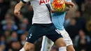 Penyerang Tottenham, Harry Kane berusaha mengontrol bola dari kawalan bek Cit, Nicolas Otamendi pada lanjutan liga Inggris di Stadion Etihad, (14/2). Tottenham menang tipis atas City dengan skor 2-1. (Reuters/Andrew Yates)