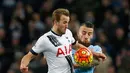 Penyerang Tottenham, Harry Kane berusaha mengontrol bola dari kawalan bek Cit, Nicolas Otamendi pada lanjutan liga Inggris di Stadion Etihad, (14/2). Tottenham menang tipis atas City dengan skor 2-1. (Reuters/Andrew Yates)