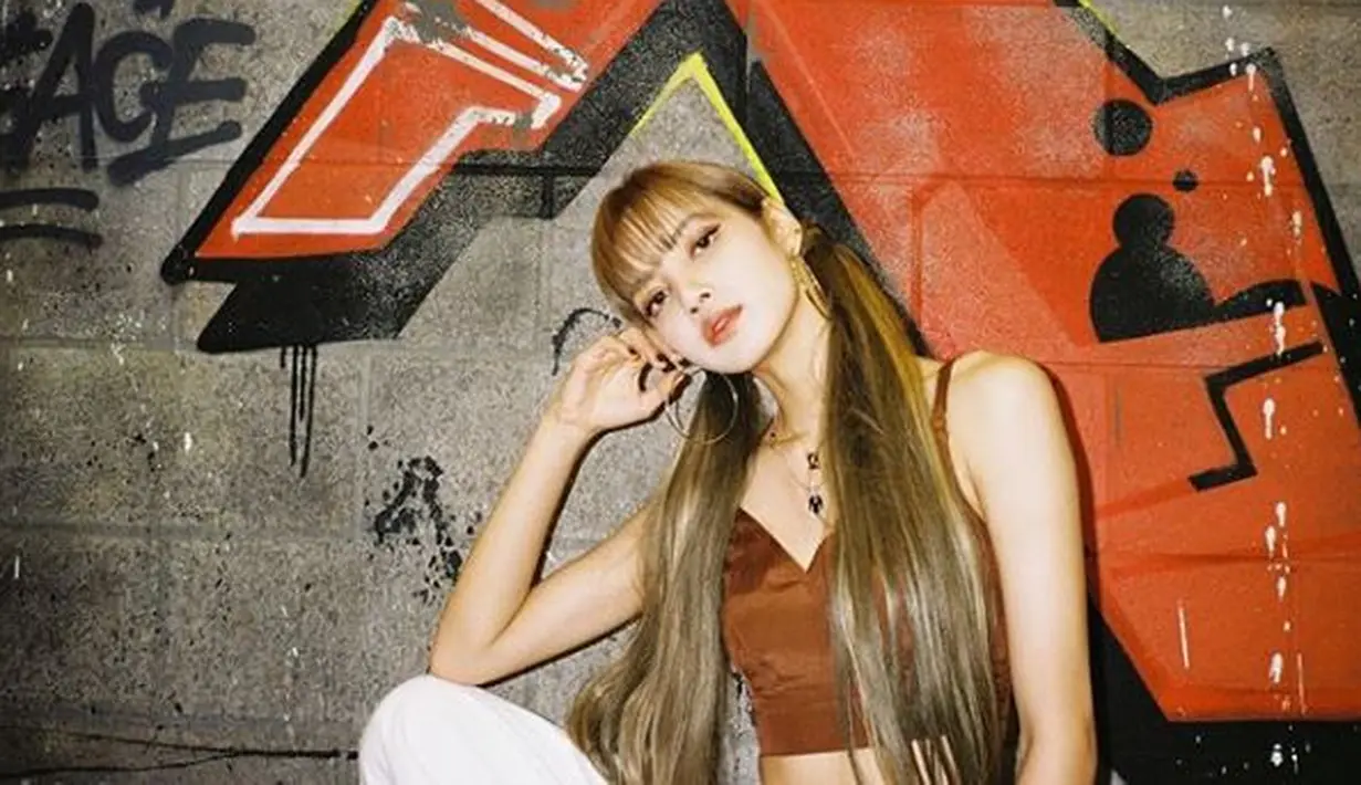 Kemampuan dance Lisa BLACKPINK tidak diragukan lagi. Namun selain dance, Lisa memiliki hobi lain yaitu fotografi. Saat ini, Lisa menjadi salah satu artis K-pop yang memiliki followers paling banyak di Instagram. (Liputan6.com/IG/@lalalalisa_m)