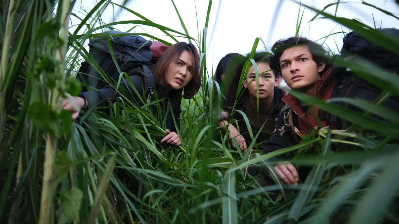 Fahad Haydra dan Amanda Manopo dalam film Dusun Mayit. (Foto: Dok. Hitmaker Studios)