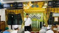 Kepala Rutan Kelas IIA Palangka Raya Ma’ruf Prasetyo Hadianto memberikan nasihat kepada warga binaan di Masjid At Taubah, Jumat (24/3/2023). (Roni Sahala/ Liputan6.com)