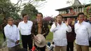 Presiden Joko Widodo (Jokowi) dan Ketua Umum Partai Gerindra Prabowo Subianto memberikan keterangan usai menggelar pertemuan di Hambalang, Bogor, Senin (31/10). Dalam pertemuan itu, Jokowi dan Prabowo membahas sejumlah topik. (Liputan6.com/Faizal Fanani)