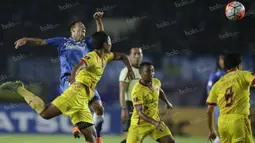 Berbeda dengan Belencoso, gelandang Maung Bandung, Kim Jeffrey Kurniawan, mampu bermain baik menjaga lini tengah Persib. Pemain kelahiran Jerman 26 tahun yang lalu itu memiliki kemampuan bertahan dan menyerang yang baik. (Bola.com/Vitalis Yogi Trisna)
