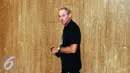 Pelatih Timnas Indonesia, Alfred Riedl berjalan di sekitar lobi Hotel Yasmin, Tangerang, Senin (31/10). Timnas Indonesia akan melakoni laga AFF Cup 2016 pada pertengahan November hingga Desember mendatang. (Liputan6.com/Helmi Fithriansyah)