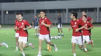 Justin Hubner, Joey Pelupessy, dan Nathan Tjoe-A-On menjalani sesi latihan bersama Timnas Indonesia di Stadion Madya, GBK, Jakarta, Minggu (23/3/2025). (Bola.com/M. Iqbal Ichsan)