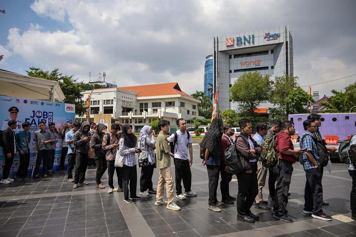 FOTO: Antrean Pencari Kerja Mengular di Job Fair Surabaya 2026