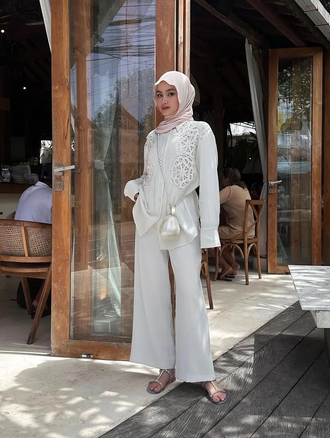 8 OOTD ke Pantai Tanpa Bikini, dari Ashanty hingga Natasha Wilona