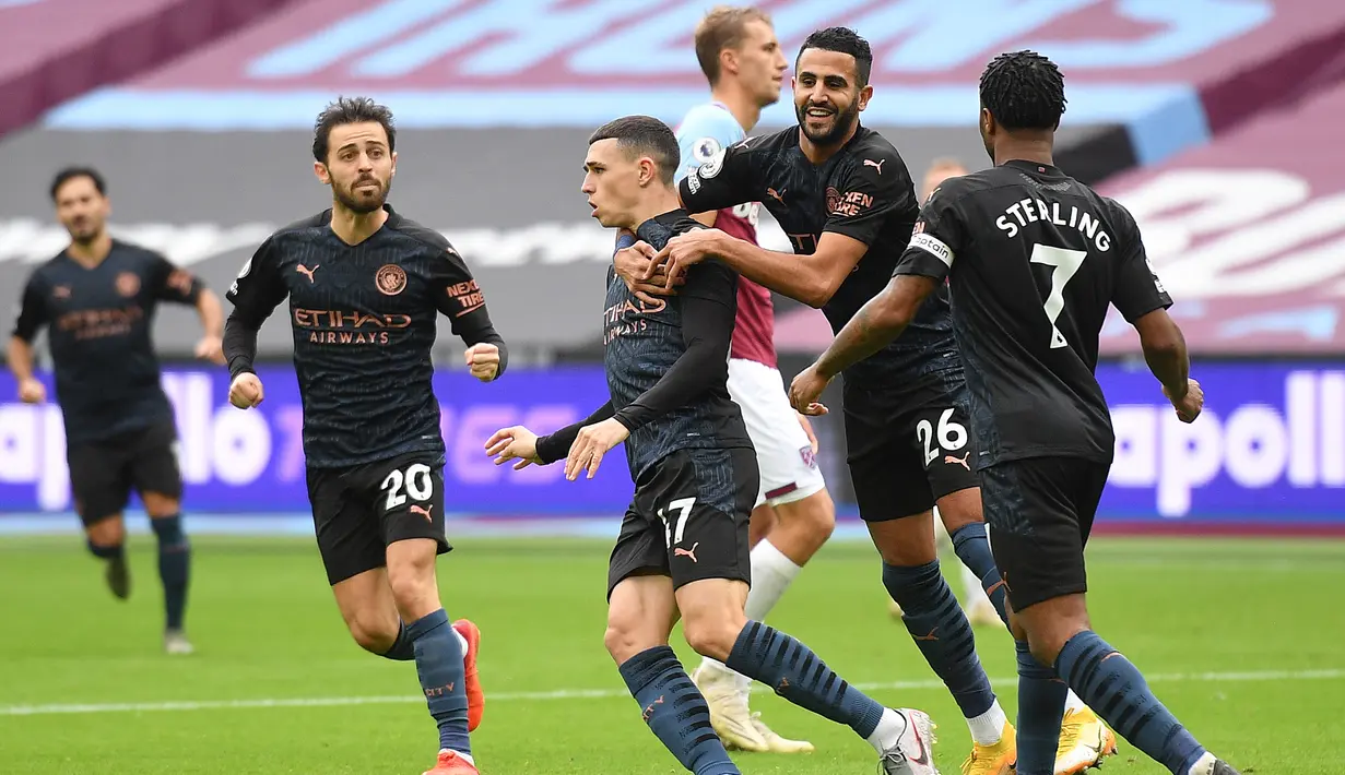 Pemain Manchester City merayakan gol yang dicetak Phil Foden ke gawang West Ham United pada laga lanjutan Liga Inggris di London Stadium, Sabtu (24/10/2020) malam WIB. Manchester City imbang 1-1 lawan West Ham. (AFP/Justin Tallis/pool)