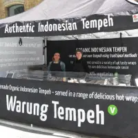 Belajar buat tempe di Jawa, pria bule ini akhirnya buka warung di London. 