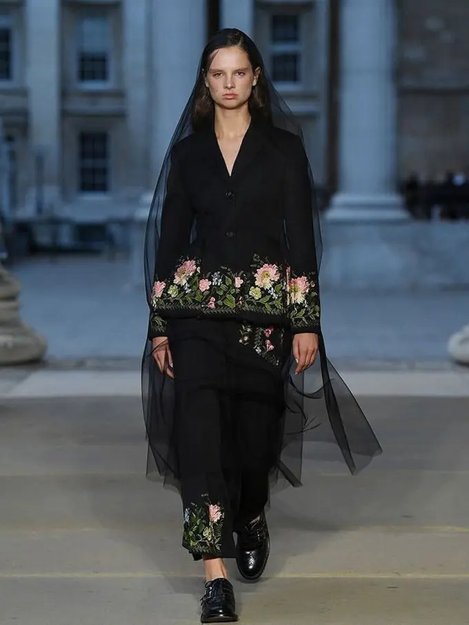 London Fashion Week Diselimuti Duka, Erdem Hadirkan Koleksi Gaun Ratu Elizabeth II Saat Penobatan