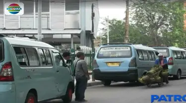 Digunakan untuk berjualan bagi pedagang kaki lima, penghasilan para sopir angkot menurun hingga lima puluh persen.