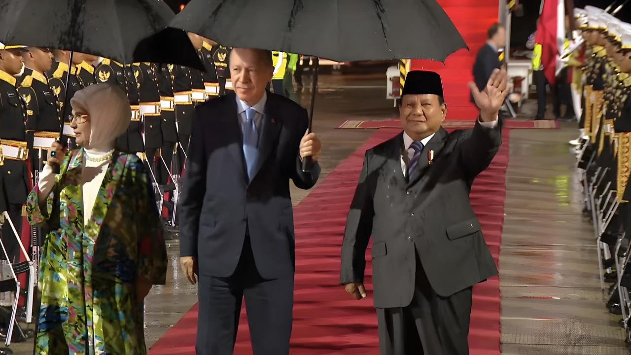 VIDEO: Mayor TNI Teddy Melotot Larang Paspampres Payungi Prabowo saat Sambut Erdogan