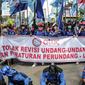 Massa buruh yang tergabung dalam Konfederasi Serikat Pekerja Seluruh Indonesia (KSPSI) dan Serikat Pekerja Nasional (SPN) demo di kawasan Patung Kuda, Jakarta, Kamis (12/5/2022). Aksi tersebut untuk memperingati May Day serta menolak Omnibuslaw UU Cipta Kerja Nomor 11 Tahun 2020 dan meminta klaster ketenagakerjaan kembali ke substansi UU Nomor 13 Tahun 2003. (Liputan6.com/Faizal Fanani)