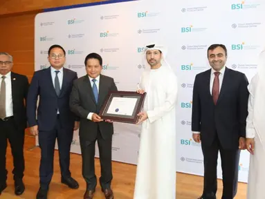 (ki-ka) Ketua Dewan Komisioner OJK Wimboh Santoso, Wakil Menteri 2 BUMN Kartika Wirjoatmodjo, Dirut BSI Hery Gunardi, CEO DIFC Arif Amiri, Chief Business Development Officer DIFC Salmaan Jaffery saat penyerahan letter of incorporation operasional BSI di Dubai, Kamis (4/11/2021).(Liputan6.com/HO/BSI)