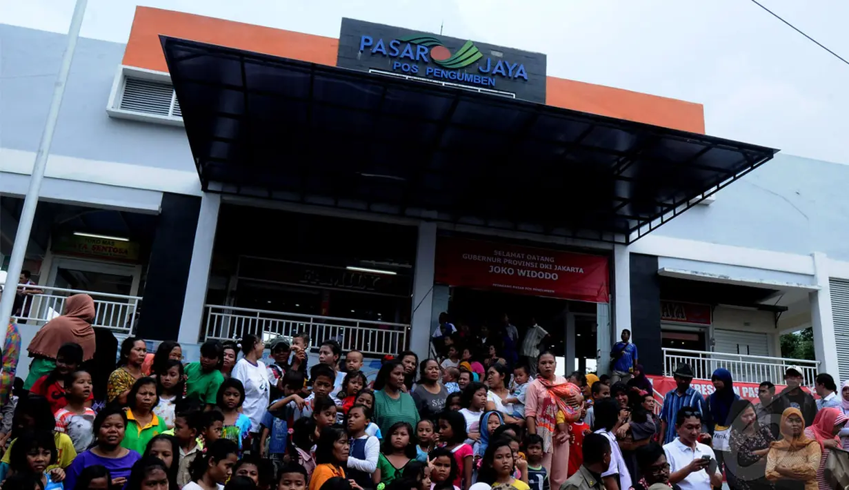 Warga ramai berkumpul saat menyambut kedatangan jokowi ke Pasar Pos Pengumben, Jakarta Barat, Selasa (20/5/2014) (Liputan6.com/Andrian M Tunay).
