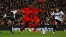 Striker Liverpool, Daniel Sturridge, berusaha melewati hadangan pemain Tottenham Hotspur pada putaran keempat Piala Liga Inggris di Stadion Anfield, Liverpool, Selasa (25/10/2016) waktu setempat. (Reuters/Phil Noble)