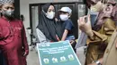 Petugas Promosi Kesehatan Puskesmas Kecamatan Menteng saat sosialisasi pencegahan Hepatitis Akut door to door di Rukun Warga 03, Kelurahan Cikini, Jakarta, Senin (23/5/2022). Juru Bicara Kementerian Kesehatan (Kemenkes) Siti Nadia Tarmizi mengatakan, jumlah pasien yang meninggal akibat hepatitis akut dilaporkan bertambah dari tiga orang menjadi lima orang, mayoritas anak-anak usia 1-6 tahun. (merdeka.com/Iqbal S Nugroho)