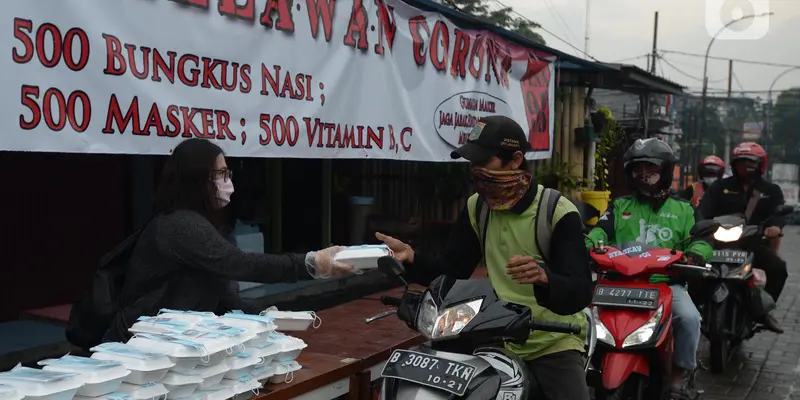 Pembagian 500 Nasi Bungkus Gratis Setiap Hari