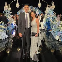 Acara resepsi pernikahan Beby Tsabina dan Rizki Natakusumah juga terlihat dihadiri oleh raksasa di dunia perfilman Indonesia, Manoj Punjabi dan sang istri. [Foto: Instagram/manojpunjabimd]