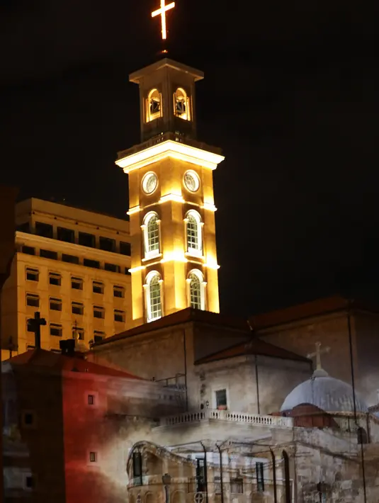 Katedral Christian Maronite saat diterangi cahaya bergambar panorama Yerusalem di Beirut, Lebanon, Kamis (7/12). Aksi tersebut bentuk protes atas pengakuan Presiden AS Donald Trump terhadap Yerusalem sebagai ibu kota Israel. (AFP Photo/Anwar Amro)