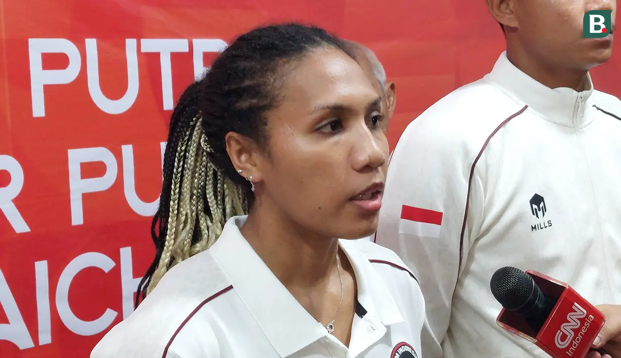 Atlet voli putri Indonesia, Mediol Yoku, saat diwawancarai media seusai acara pelepasan Timnas voli putri Indonesia menuju Asian Games 2026 di Padepokan Voli Jenderal Polisi Kunarto, Sentul, Bogor, Minggu (13/9/2026). Mediol berharap Srikandi Merah Putih dapat bermain lepas dan menikmati pertandingan saat membawa nama Indonesia di Aichi-Nagoya, Jepang. (Bola.com/Arif Anggara Mulya)