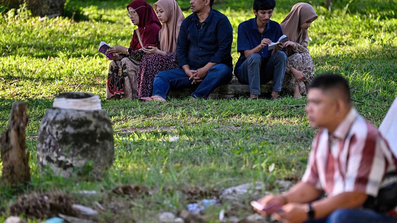 FOTO: Dua Puluh Satu Tahun Tsunami Aceh,  Warga Berziarah ke Kuburan Massal