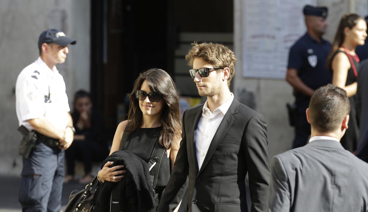 Pebalap F1 dari tim Lotus, Romain Grosjean, hadir bersama sang istri, Marion Jolles. (AP Photo/Lionel Cironneau)