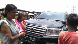 Mobil mewah milik musisi Ahmad Dhani tampak terlihat di lokalisasi Kalijodo, Penjaringan, Jakarta, Senin (15/2). Pentolan band Dewa 19 itu mengaku kedatangannya hanya untuk melihat kondisi di lokalisasi berusia setengah seabad tersebut. (Foto : Muslim AR)