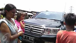 Mobil mewah milik musisi Ahmad Dhani tampak terlihat di lokalisasi Kalijodo, Penjaringan, Jakarta, Senin (15/2). Pentolan band Dewa 19 itu mengaku kedatangannya hanya untuk melihat kondisi di lokalisasi berusia setengah seabad tersebut. (Foto : Muslim AR)