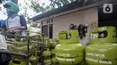 Pekerja menata tabung LPG 3 kg di agen LPG kawasan Cibubur, Jakarta, Jumat (26/2/2021). Pemerintah berencana mengalokasikan dana subsidi LPG 3 kg pada tahun 2021 sebesar Rp 37,85 triliun. (Liputan6.com/Herman Zakharia)