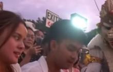 ⁠Syok Pacarnya Tiba-Tiba Ditarik Hanoman, Cewek ini Endingnya Nangis Dapat Perlakuan Tak Biasa