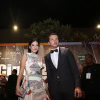 Dian Sastrowardoyo dan Nicholas Saputra saat menghadiri premier AADC 2. (Andy Masela/Bintang.com)