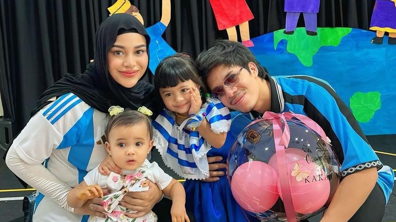 Aurel dan Atta hadir memberi dukungan penuh untuk Ameena di acara tersebut, tak lupa mengajak si kecil Azura yang turut hadir. Mereka semua tampak kompak mengenakan busana bernuansa biru.<br>