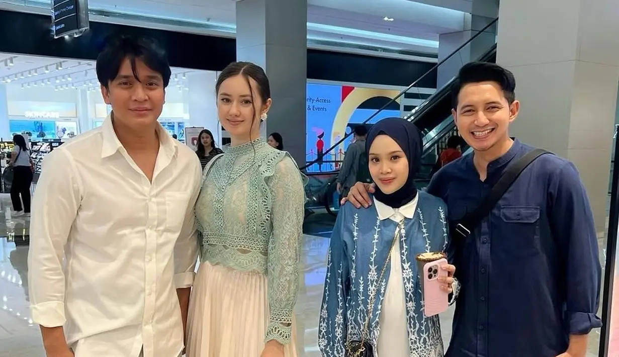 Ini potret Chand Kelvin dan Dea Sahirah ketika double date bareng Billy Syahputra dan Vika Kolesnaya. Foto tersebut diunggah pada 12 April 2025. Tampil mengenakan dress putih dipadukan dengan outer warna biru floral, pesona Dea Sahirah semakin terpancar. Chand Kelvin yang berpose merangkul sang istri disampingnya mengenakan kemeja warna biru dongker senada dengan jilbab yang dikenakan oleh Dea Sahirah. (Liputan6.com/IG/@deasahirah)