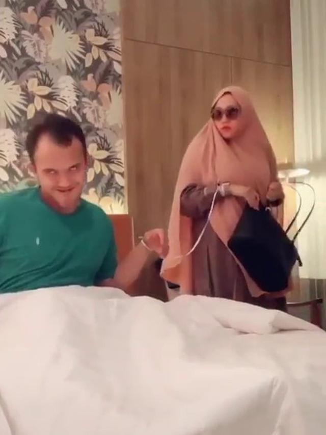 Diisukan Cerai, Ini 6 Potret Kenangan Caisar YKS dan Almaratu Intan