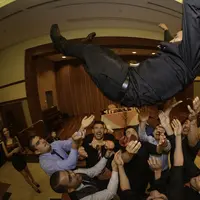 Sungguh kasihan, pengantin pria ini jatuh ke lantai saat diarak oleh teman-temannya. (Via: pinterest.com)